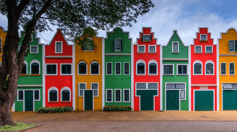 Casas coloridas em destino turístico