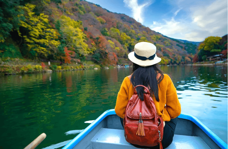 Mulher em barco contemplando paisagem